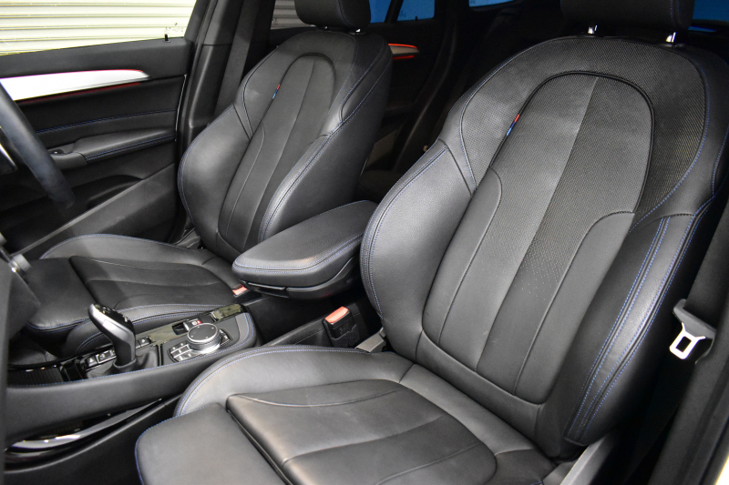 BMW X1 Xdrive20i Mｽﾎﾟｰﾂ ｱﾄﾞﾊﾞﾝｽﾄﾞｱｸﾃｨﾌﾞｾｰﾌﾃｨ&ｺﾝﾌｫｰﾄP 4WD 1ｵｰﾅｰ 追従ACC HUD ﾋｰﾀｰ付電動黒革 OZMSW20AW ｱｲﾊﾞｯﾊﾀﾞｳﾝｻｽ ﾀｯﾁﾊﾟｯﾄﾞﾅﾋﾞBｶﾒﾗ Pｱｼｽﾄ LEDﾍｯﾄﾞﾗｲﾄ 衝突軽減B 車線逸脱&歩行者警告 電動Rｹﾞｰﾄ 2年保証