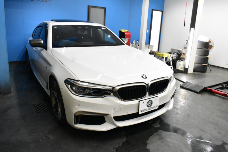 BMW 5シリーズ M550i Xﾄﾞﾗｲﾌﾞ ｱﾙﾃｨﾒｯﾄｴﾃﾞｨｼｮﾝ 55台限定車 4WD ｻﾝﾙｰﾌ ﾚｰｻﾞｰLEDﾍｯﾄﾞﾗｲﾄ ﾗｲﾌﾞｺｯｸﾋﾟｯﾄ ｺﾝﾌｫｰﾄｼｰﾄ 前席ﾏｯｻｰｼﾞ&ﾍﾞﾝﾁﾚｰﾀｰ 全席ﾋｰﾀｰ付黒革 可変Mｻｽ harman/kardon Mｽﾎﾟｰﾂﾌﾞﾚｰｷ ACC HUD 全周囲ｶﾒﾗ ﾌﾙｾｸﾞ 2年保証