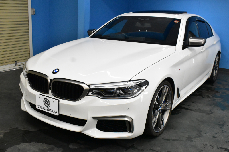 BMW 5シリーズ M550i Xﾄﾞﾗｲﾌﾞ ｱﾙﾃｨﾒｯﾄｴﾃﾞｨｼｮﾝ 55台限定車 4WD ｻﾝﾙｰﾌ ﾚｰｻﾞｰLEDﾍｯﾄﾞﾗｲﾄ ﾗｲﾌﾞｺｯｸﾋﾟｯﾄ ｺﾝﾌｫｰﾄｼｰﾄ 前席ﾏｯｻｰｼﾞ&ﾍﾞﾝﾁﾚｰﾀｰ 全席ﾋｰﾀｰ付黒革 可変Mｻｽ harman/kardon Mｽﾎﾟｰﾂﾌﾞﾚｰｷ ACC HUD 全周囲ｶﾒﾗ ﾌﾙｾｸﾞ 2年保証