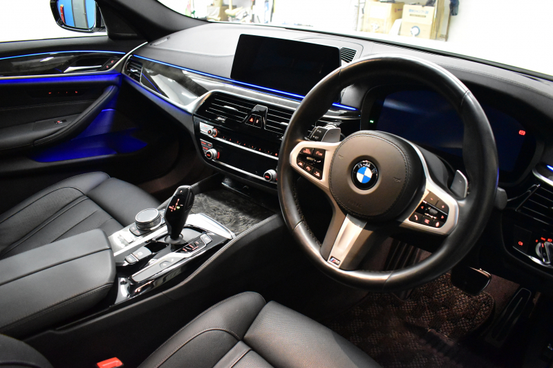 BMW 5シリーズ M550i Xﾄﾞﾗｲﾌﾞ ｱﾙﾃｨﾒｯﾄｴﾃﾞｨｼｮﾝ 55台限定車 4WD ｻﾝﾙｰﾌ ﾚｰｻﾞｰLEDﾍｯﾄﾞﾗｲﾄ ﾗｲﾌﾞｺｯｸﾋﾟｯﾄ ｺﾝﾌｫｰﾄｼｰﾄ 前席ﾏｯｻｰｼﾞ&ﾍﾞﾝﾁﾚｰﾀｰ 全席ﾋｰﾀｰ付黒革 可変Mｻｽ harman/kardon Mｽﾎﾟｰﾂﾌﾞﾚｰｷ ACC HUD 全周囲ｶﾒﾗ ﾌﾙｾｸﾞ 2年保証