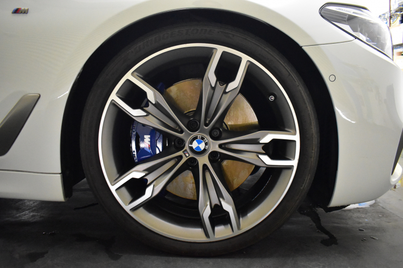 BMW 5シリーズ M550i Xﾄﾞﾗｲﾌﾞ ｱﾙﾃｨﾒｯﾄｴﾃﾞｨｼｮﾝ 55台限定車 4WD ｻﾝﾙｰﾌ ﾚｰｻﾞｰLEDﾍｯﾄﾞﾗｲﾄ ﾗｲﾌﾞｺｯｸﾋﾟｯﾄ ｺﾝﾌｫｰﾄｼｰﾄ 前席ﾏｯｻｰｼﾞ&ﾍﾞﾝﾁﾚｰﾀｰ 全席ﾋｰﾀｰ付黒革 可変Mｻｽ harman/kardon Mｽﾎﾟｰﾂﾌﾞﾚｰｷ ACC HUD 全周囲ｶﾒﾗ ﾌﾙｾｸﾞ 2年保証