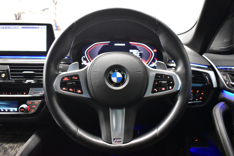 BMW 5シリーズ M550i Xﾄﾞﾗｲﾌﾞ ｱﾙﾃｨﾒｯﾄｴﾃﾞｨｼｮﾝ 55台限定車 4WD ｻﾝﾙｰﾌ ﾚｰｻﾞｰLEDﾍｯﾄﾞﾗｲﾄ ﾗｲﾌﾞｺｯｸﾋﾟｯﾄ ｺﾝﾌｫｰﾄｼｰﾄ 前席ﾏｯｻｰｼﾞ&ﾍﾞﾝﾁﾚｰﾀｰ 全席ﾋｰﾀｰ付黒革 可変Mｻｽ harman/kardon Mｽﾎﾟｰﾂﾌﾞﾚｰｷ ACC HUD 全周囲ｶﾒﾗ ﾌﾙｾｸﾞ 2年保証
