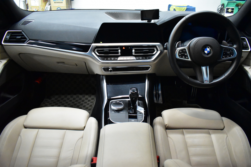 BMW 3シリーズ 320i Mｽﾎﾟｰﾂ ｲﾉﾍﾞｰｼｮﾝ&ﾊｲﾗｲﾝ&ｺﾝﾌｫｰﾄ&ｻｳﾝﾄﾞP ﾚｰｻﾞｰLEDﾍｯﾄﾞﾗｲﾄ ﾋｰﾀｰ付白革 可変Mｻｽ  追従ACC HUD ﾗｲﾌﾞｺｯｸﾋﾟｯﾄ全周囲ｶﾒﾗ ｱｯﾌﾟﾙｶｰﾌﾟﾚｲ haraman/kardon 1ｵｰﾅｰ 電動ﾄﾗﾝｸ2年保証