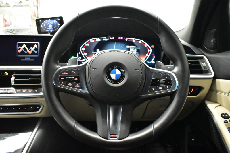 BMW 3シリーズ 320i Mｽﾎﾟｰﾂ ｲﾉﾍﾞｰｼｮﾝ&ﾊｲﾗｲﾝ&ｺﾝﾌｫｰﾄ&ｻｳﾝﾄﾞP ﾚｰｻﾞｰLEDﾍｯﾄﾞﾗｲﾄ ﾋｰﾀｰ付白革 可変Mｻｽ  追従ACC HUD ﾗｲﾌﾞｺｯｸﾋﾟｯﾄ全周囲ｶﾒﾗ ｱｯﾌﾟﾙｶｰﾌﾟﾚｲ haraman/kardon 1ｵｰﾅｰ 電動ﾄﾗﾝｸ2年保証