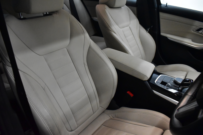 BMW 3シリーズ 320i Mｽﾎﾟｰﾂ ｲﾉﾍﾞｰｼｮﾝ&ﾊｲﾗｲﾝ&ｺﾝﾌｫｰﾄ&ｻｳﾝﾄﾞP ﾚｰｻﾞｰLEDﾍｯﾄﾞﾗｲﾄ ﾋｰﾀｰ付白革 可変Mｻｽ  追従ACC HUD ﾗｲﾌﾞｺｯｸﾋﾟｯﾄ全周囲ｶﾒﾗ ｱｯﾌﾟﾙｶｰﾌﾟﾚｲ haraman/kardon 1ｵｰﾅｰ 電動ﾄﾗﾝｸ2年保証