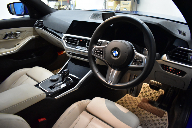 BMW 3シリーズ 320i Mｽﾎﾟｰﾂ ｲﾉﾍﾞｰｼｮﾝ&ﾊｲﾗｲﾝ&ｺﾝﾌｫｰﾄ&ｻｳﾝﾄﾞP ﾚｰｻﾞｰLEDﾍｯﾄﾞﾗｲﾄ ﾋｰﾀｰ付白革 可変Mｻｽ  追従ACC HUD ﾗｲﾌﾞｺｯｸﾋﾟｯﾄ全周囲ｶﾒﾗ ｱｯﾌﾟﾙｶｰﾌﾟﾚｲ haraman/kardon 1ｵｰﾅｰ 電動ﾄﾗﾝｸ2年保証