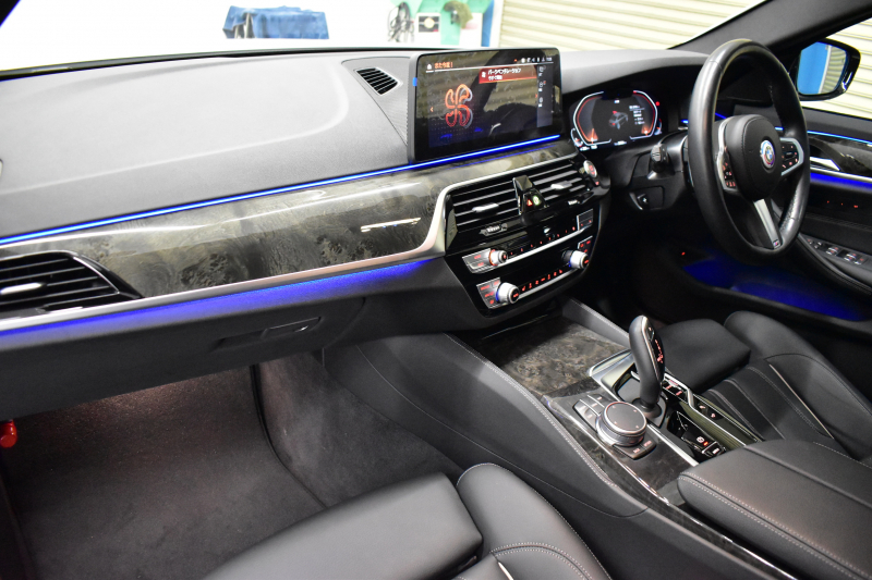 BMW 5シリーズ 530i Mｽﾎﾟｰﾂ LCI後期 高出力ﾓﾃﾞﾙ 全席ﾋｰﾀｰ付黒革 LEDﾍｯﾄﾞﾗｲﾄ 可変ｻｽﾍﾟﾝｼｮﾝ ﾗｲﾌﾞｺｸﾋﾟｯﾄ ACC HUD LCW ﾀｯﾁﾊﾟﾈﾙﾅﾋﾞ全周囲ｶﾒﾗTV 電動ﾄﾗﾝｸ Mｽﾎﾟｰﾂﾌﾞﾚｰｷ  2年保証