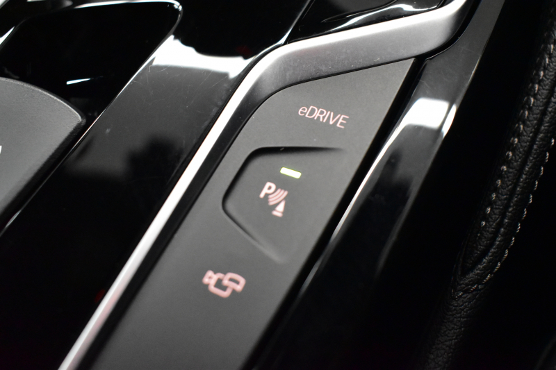 BMW 5シリーズ 530e Mｽﾎﾟｰﾂ iﾊﾟﾌｫｰﾏﾝｽ PHEV ｻﾝﾙｰﾌ ｾﾚｸﾄ&ﾊｲﾉﾍﾞｰｼｮﾝ&ﾊｲﾗｲﾝ&ｱﾄﾞﾊﾞﾝｽP 全面液晶ﾒｰﾀｰ 19AW 全席ﾋｰﾀｰ付黒革 ﾊｰﾏﾝｶｰﾄﾞﾝ 4ｿﾞｰﾝAC LEDﾍｯﾄﾞﾗｲﾄ ACC HUD LCW ﾀｯﾁﾊﾟﾈﾙﾅﾋﾞ全周囲ｶﾒﾗ ﾌﾙｾｸﾞﾜｲﾔﾚｽ充電 電動ﾄﾗﾝｸ 2年保証