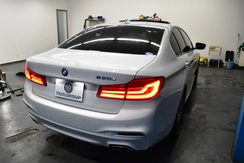 BMW 5シリーズ 530e Mｽﾎﾟｰﾂ iﾊﾟﾌｫｰﾏﾝｽ PHEV ｻﾝﾙｰﾌ ｾﾚｸﾄ&ﾊｲﾉﾍﾞｰｼｮﾝ&ﾊｲﾗｲﾝ&ｱﾄﾞﾊﾞﾝｽP 全面液晶ﾒｰﾀｰ 19AW 全席ﾋｰﾀｰ付黒革 ﾊｰﾏﾝｶｰﾄﾞﾝ 4ｿﾞｰﾝAC LEDﾍｯﾄﾞﾗｲﾄ ACC HUD LCW ﾀｯﾁﾊﾟﾈﾙﾅﾋﾞ全周囲ｶﾒﾗ ﾌﾙｾｸﾞﾜｲﾔﾚｽ充電 電動ﾄﾗﾝｸ 2年保証