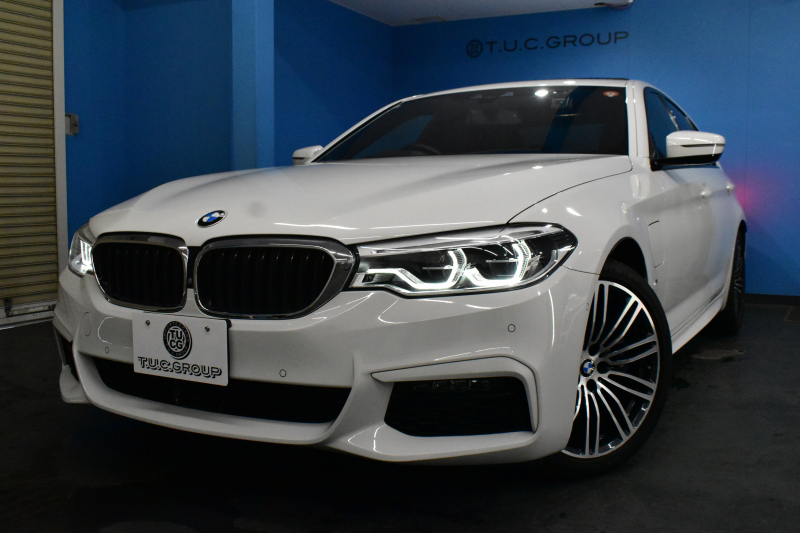 BMW 5シリーズ 530e Mｽﾎﾟｰﾂ iﾊﾟﾌｫｰﾏﾝｽ PHEV ｻﾝﾙｰﾌ ｾﾚｸﾄ&ﾊｲﾉﾍﾞｰｼｮﾝ&ﾊｲﾗｲﾝ&ｱﾄﾞﾊﾞﾝｽP 全面液晶ﾒｰﾀｰ 19AW 全席ﾋｰﾀｰ付黒革 ﾊｰﾏﾝｶｰﾄﾞﾝ 4ｿﾞｰﾝAC LEDﾍｯﾄﾞﾗｲﾄ ACC HUD LCW ﾀｯﾁﾊﾟﾈﾙﾅﾋﾞ全周囲ｶﾒﾗ ﾌﾙｾｸﾞﾜｲﾔﾚｽ充電 電動ﾄﾗﾝｸ 2年保証