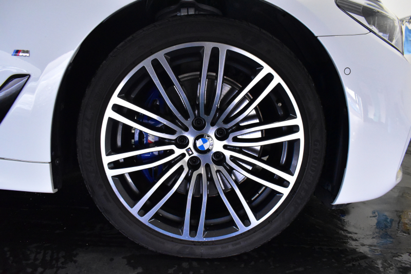 BMW 5シリーズ 530e Mｽﾎﾟｰﾂ iﾊﾟﾌｫｰﾏﾝｽ PHEV ｻﾝﾙｰﾌ ｾﾚｸﾄ&ﾊｲﾉﾍﾞｰｼｮﾝ&ﾊｲﾗｲﾝ&ｱﾄﾞﾊﾞﾝｽP 全面液晶ﾒｰﾀｰ 19AW 全席ﾋｰﾀｰ付黒革 ﾊｰﾏﾝｶｰﾄﾞﾝ 4ｿﾞｰﾝAC LEDﾍｯﾄﾞﾗｲﾄ ACC HUD LCW ﾀｯﾁﾊﾟﾈﾙﾅﾋﾞ全周囲ｶﾒﾗ ﾌﾙｾｸﾞﾜｲﾔﾚｽ充電 電動ﾄﾗﾝｸ 2年保証