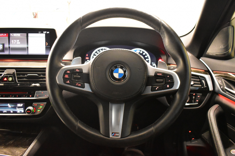 BMW 5シリーズ 530e Mｽﾎﾟｰﾂ iﾊﾟﾌｫｰﾏﾝｽ PHEV ｻﾝﾙｰﾌ ｾﾚｸﾄ&ﾊｲﾉﾍﾞｰｼｮﾝ&ﾊｲﾗｲﾝ&ｱﾄﾞﾊﾞﾝｽP 全面液晶ﾒｰﾀｰ 19AW 全席ﾋｰﾀｰ付黒革 ﾊｰﾏﾝｶｰﾄﾞﾝ 4ｿﾞｰﾝAC LEDﾍｯﾄﾞﾗｲﾄ ACC HUD LCW ﾀｯﾁﾊﾟﾈﾙﾅﾋﾞ全周囲ｶﾒﾗ ﾌﾙｾｸﾞﾜｲﾔﾚｽ充電 電動ﾄﾗﾝｸ 2年保証