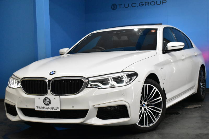 BMW 5シリーズ 530e Mｽﾎﾟｰﾂ iﾊﾟﾌｫｰﾏﾝｽ PHEV ｻﾝﾙｰﾌ ｾﾚｸﾄ&ﾊｲﾉﾍﾞｰｼｮﾝ&ﾊｲﾗｲﾝ&ｱﾄﾞﾊﾞﾝｽP 全面液晶ﾒｰﾀｰ 19AW 全席ﾋｰﾀｰ付黒革 ﾊｰﾏﾝｶｰﾄﾞﾝ 4ｿﾞｰﾝAC LEDﾍｯﾄﾞﾗｲﾄ ACC HUD LCW ﾀｯﾁﾊﾟﾈﾙﾅﾋﾞ全周囲ｶﾒﾗ ﾌﾙｾｸﾞﾜｲﾔﾚｽ充電 電動ﾄﾗﾝｸ 2年保証