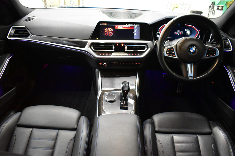 BMW 3シリーズ 330i Mｽﾎﾟｰﾂ 高出力ﾓﾃﾞﾙ ｲﾉﾍﾞｰｼｮﾝ&ﾃﾞﾋﾞｭｰ&ｺﾝﾌｫｰﾄP ﾋｰﾀｰ付黒革 ACC HUD 19AW Mｽﾎﾟｰﾂﾌﾞﾚｰｷ ﾗｲﾌﾞｺｯｸﾋﾟｯﾄ ｼﾞｪｽﾁｬｰｺﾝﾄﾛｰﾙ付ﾀｯﾁﾊﾟﾈﾙHDDﾅﾋﾞ全周囲ｶﾒﾗ ｱｯﾌﾟﾙｶｰﾌﾟﾚｲ ｳｯﾄﾞｲﾝﾃﾘｱ 電動ﾄﾗﾝｸ 2年保証