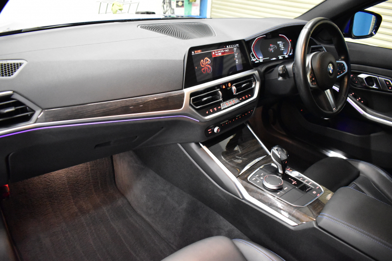 BMW 3シリーズ 330i Mｽﾎﾟｰﾂ 高出力ﾓﾃﾞﾙ ｲﾉﾍﾞｰｼｮﾝ&ﾃﾞﾋﾞｭｰ&ｺﾝﾌｫｰﾄP ﾋｰﾀｰ付黒革 ACC HUD 19AW Mｽﾎﾟｰﾂﾌﾞﾚｰｷ ﾗｲﾌﾞｺｯｸﾋﾟｯﾄ ｼﾞｪｽﾁｬｰｺﾝﾄﾛｰﾙ付ﾀｯﾁﾊﾟﾈﾙHDDﾅﾋﾞ全周囲ｶﾒﾗ ｱｯﾌﾟﾙｶｰﾌﾟﾚｲ ｳｯﾄﾞｲﾝﾃﾘｱ 電動ﾄﾗﾝｸ 2年保証