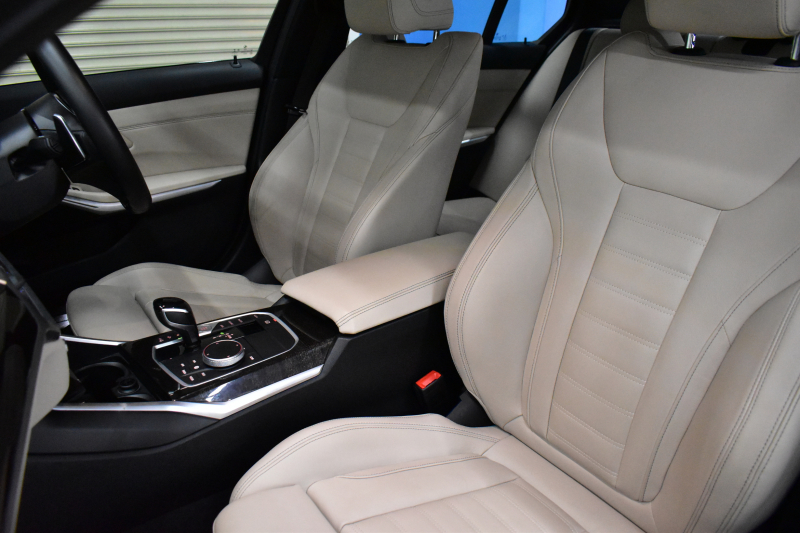BMW 3シリーズ 320i Mｽﾎﾟｰﾂ ﾊｲﾗｲﾝP ﾋｰﾀｰ付白革 全周囲ｶﾒﾗ ﾜｲﾔﾚｽ充電 ﾌﾙｾｸﾞTV 追従ACC LCW 衝突軽減B 車線逸脱&歩行者警告 ﾗｲﾌﾞｺｯｸﾋﾟｯﾄ ｱｯﾌﾟﾙｶｰﾌﾟﾚｲ ﾌﾙｾｸﾞ ｳｯﾄﾞｲﾝﾃﾘｱ 2年保証