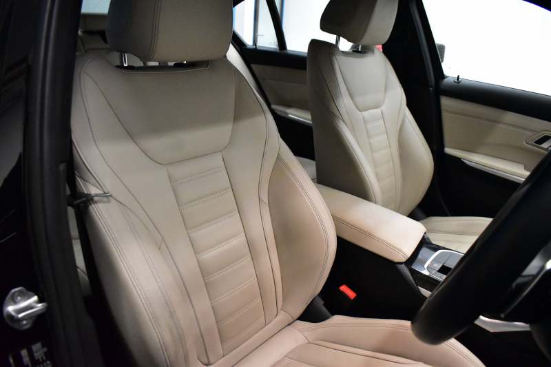 BMW 3シリーズ 320i Mｽﾎﾟｰﾂ ﾊｲﾗｲﾝP ﾋｰﾀｰ付白革 全周囲ｶﾒﾗ ﾜｲﾔﾚｽ充電 ﾌﾙｾｸﾞTV 追従ACC LCW 衝突軽減B 車線逸脱&歩行者警告 ﾗｲﾌﾞｺｯｸﾋﾟｯﾄ ｱｯﾌﾟﾙｶｰﾌﾟﾚｲ ﾌﾙｾｸﾞ ｳｯﾄﾞｲﾝﾃﾘｱ 2年保証