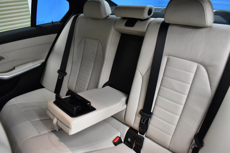 BMW 3シリーズ 320i Mｽﾎﾟｰﾂ ﾊｲﾗｲﾝP ﾋｰﾀｰ付白革 全周囲ｶﾒﾗ ﾜｲﾔﾚｽ充電 ﾌﾙｾｸﾞTV 追従ACC LCW 衝突軽減B 車線逸脱&歩行者警告 ﾗｲﾌﾞｺｯｸﾋﾟｯﾄ ｱｯﾌﾟﾙｶｰﾌﾟﾚｲ ﾌﾙｾｸﾞ ｳｯﾄﾞｲﾝﾃﾘｱ 2年保証