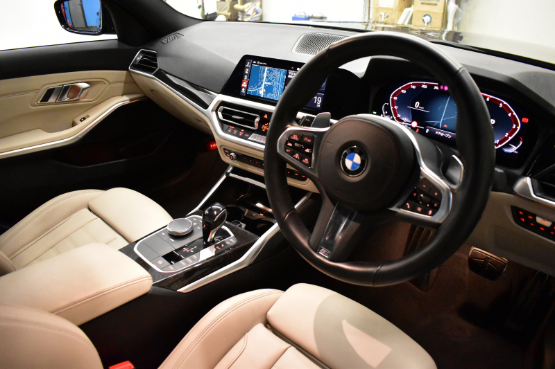 BMW 3シリーズ 320i Mｽﾎﾟｰﾂ ﾊｲﾗｲﾝP ﾋｰﾀｰ付白革 全周囲ｶﾒﾗ ﾜｲﾔﾚｽ充電 ﾌﾙｾｸﾞTV 追従ACC LCW 衝突軽減B 車線逸脱&歩行者警告 ﾗｲﾌﾞｺｯｸﾋﾟｯﾄ ｱｯﾌﾟﾙｶｰﾌﾟﾚｲ ﾌﾙｾｸﾞ ｳｯﾄﾞｲﾝﾃﾘｱ 2年保証