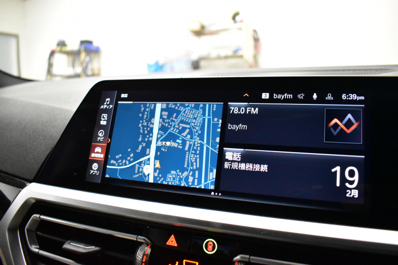 BMW 3シリーズ 320i Mｽﾎﾟｰﾂ ﾊｲﾗｲﾝP ﾋｰﾀｰ付白革 全周囲ｶﾒﾗ ﾜｲﾔﾚｽ充電 ﾌﾙｾｸﾞTV 追従ACC LCW 衝突軽減B 車線逸脱&歩行者警告 ﾗｲﾌﾞｺｯｸﾋﾟｯﾄ ｱｯﾌﾟﾙｶｰﾌﾟﾚｲ ﾌﾙｾｸﾞ ｳｯﾄﾞｲﾝﾃﾘｱ 2年保証