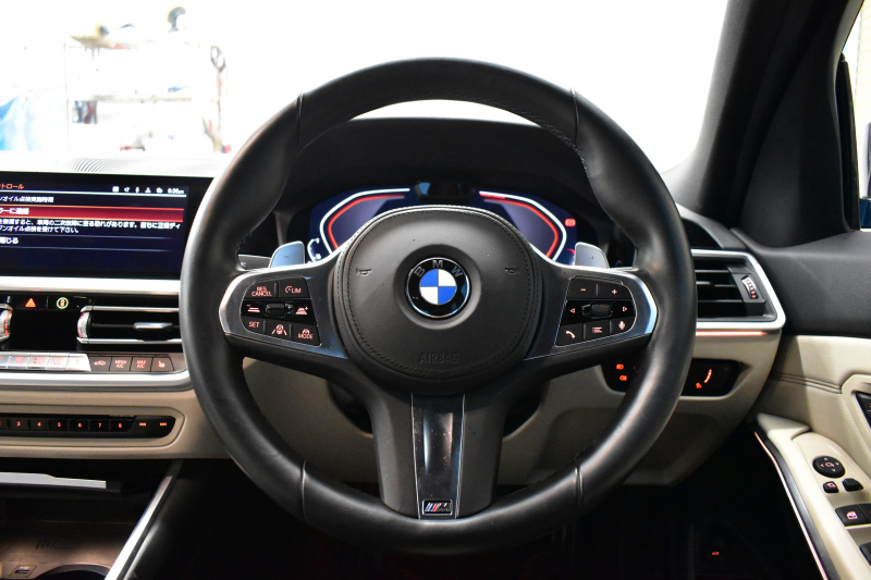 BMW 3シリーズ 320i Mｽﾎﾟｰﾂ ﾊｲﾗｲﾝP ﾋｰﾀｰ付白革 全周囲ｶﾒﾗ ﾜｲﾔﾚｽ充電 ﾌﾙｾｸﾞTV 追従ACC LCW 衝突軽減B 車線逸脱&歩行者警告 ﾗｲﾌﾞｺｯｸﾋﾟｯﾄ ｱｯﾌﾟﾙｶｰﾌﾟﾚｲ ﾌﾙｾｸﾞ ｳｯﾄﾞｲﾝﾃﾘｱ 2年保証
