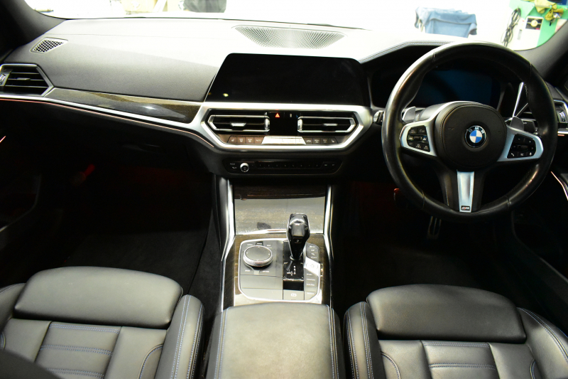 BMW 3シリーズ 330i Mｽﾎﾟｰﾂ 高出力ﾓﾃﾞﾙ ﾃﾞﾋﾞｭｰ&ｺﾝﾌｫｰﾄP ﾋｰﾀｰ付黒革 全周囲ｶﾒﾗ ACC 19AW Mｽﾎﾟｰﾂﾌﾞﾚｰｷ LEDﾍｯﾄﾞﾗｲﾄ ﾗｲﾌﾞｺｯｸﾋﾟｯﾄ ﾀｯﾁﾊﾟﾈﾙHDDﾅﾋﾞ ｱｯﾌﾟﾙｶｰﾌﾟﾚｲ ｳｯﾄﾞｲﾝﾃﾘｱ 電動ﾄﾗﾝｸ 2年保証