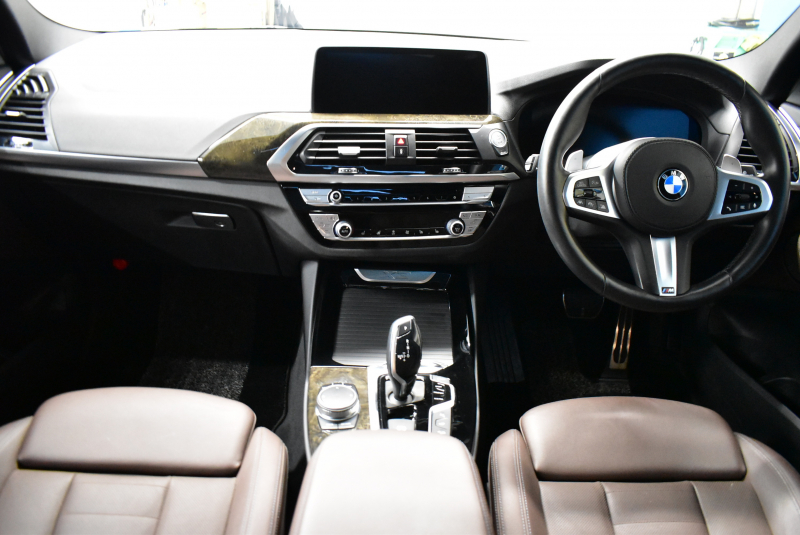 BMW X3 Xﾄﾞﾗｲﾌﾞ20d Mｽﾎﾟｰﾂ ｾﾚｸﾄ&ﾊｲﾗｲﾝP ﾊﾟﾉﾗﾏｻﾝR 型式変更後ﾓﾃﾞﾙ（UZ20） ﾗｲﾌﾞｺｯｸﾋﾟｯﾄ  20AW 前席ﾍﾞﾝﾁﾚｰｼｮﾝ LEDﾍｯﾄﾞﾗｲﾄ 追従ACC HUD 全席ﾋｰﾀｰ付茶革 LCW ﾀｯﾁﾊﾟﾈﾙﾅﾋﾞﾌﾙｾｸﾞ全周囲ｶﾒﾗ3Dﾋﾞｭｰ ﾜｲﾔﾚｽ充電  2年保証