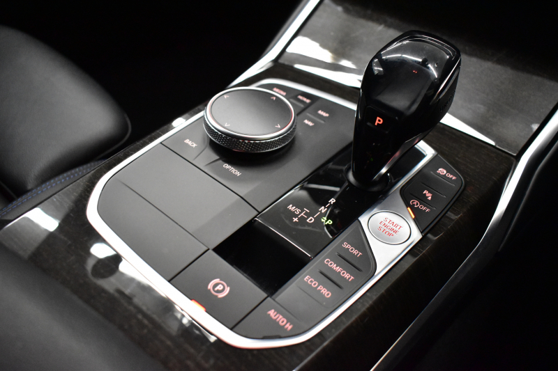 BMW 3シリーズ 320i Mｽﾎﾟｰﾂ ﾃﾞﾋﾞｭｰ&ｺﾝﾌｫｰﾄP ﾋｰﾀｰ付黒革 追従ACC  HUD  LCW 19AW 衝突軽減B 車線逸脱&歩行者警告 ﾗｲﾌﾞｺｯｸﾋﾟｯﾄ ｱｯﾌﾟﾙｶｰﾌﾟﾚｲ Bｶﾒﾗ 電動ﾄﾗﾝｸ ﾜｲﾔﾚｽ充電 社外ﾌﾙｾｸﾞ  ｳｯﾄﾞｲﾝﾃﾘｱ 2年保証