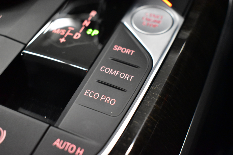 BMW 3シリーズ 320i Mｽﾎﾟｰﾂ ﾃﾞﾋﾞｭｰ&ｺﾝﾌｫｰﾄP ﾋｰﾀｰ付黒革 追従ACC  HUD  LCW 19AW 衝突軽減B 車線逸脱&歩行者警告 ﾗｲﾌﾞｺｯｸﾋﾟｯﾄ ｱｯﾌﾟﾙｶｰﾌﾟﾚｲ Bｶﾒﾗ 電動ﾄﾗﾝｸ ﾜｲﾔﾚｽ充電 社外ﾌﾙｾｸﾞ  ｳｯﾄﾞｲﾝﾃﾘｱ 2年保証