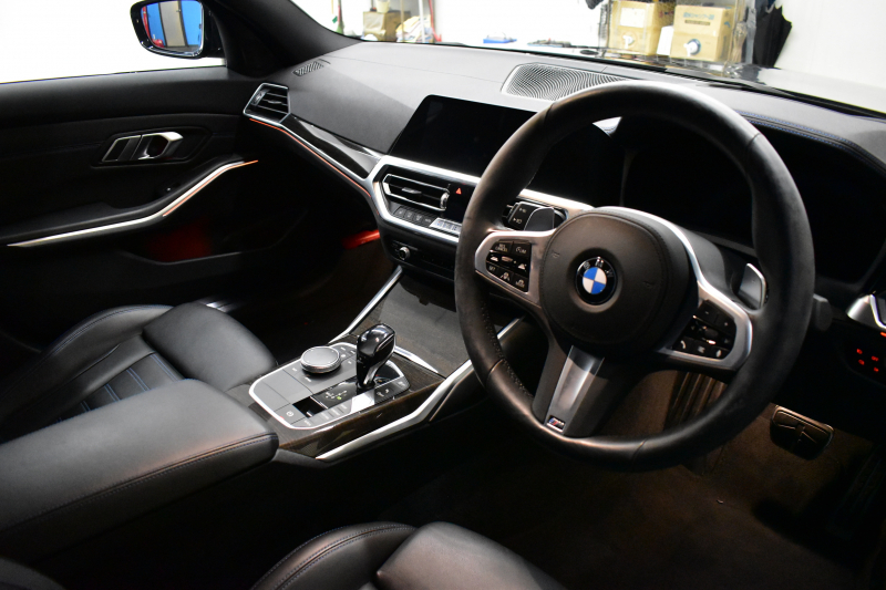 BMW 3シリーズ 320i Mｽﾎﾟｰﾂ ﾃﾞﾋﾞｭｰ&ｺﾝﾌｫｰﾄP ﾋｰﾀｰ付黒革 追従ACC  HUD  LCW 19AW 衝突軽減B 車線逸脱&歩行者警告 ﾗｲﾌﾞｺｯｸﾋﾟｯﾄ ｱｯﾌﾟﾙｶｰﾌﾟﾚｲ Bｶﾒﾗ 電動ﾄﾗﾝｸ ﾜｲﾔﾚｽ充電 社外ﾌﾙｾｸﾞ  ｳｯﾄﾞｲﾝﾃﾘｱ 2年保証