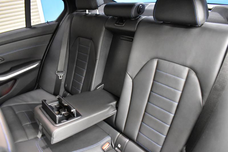 BMW 3シリーズ 320i Mｽﾎﾟｰﾂ ﾃﾞﾋﾞｭｰ&ｺﾝﾌｫｰﾄP ﾋｰﾀｰ付黒革 追従ACC  HUD  LCW 19AW 衝突軽減B 車線逸脱&歩行者警告 ﾗｲﾌﾞｺｯｸﾋﾟｯﾄ ｱｯﾌﾟﾙｶｰﾌﾟﾚｲ Bｶﾒﾗ 電動ﾄﾗﾝｸ ﾜｲﾔﾚｽ充電 社外ﾌﾙｾｸﾞ  ｳｯﾄﾞｲﾝﾃﾘｱ 2年保証