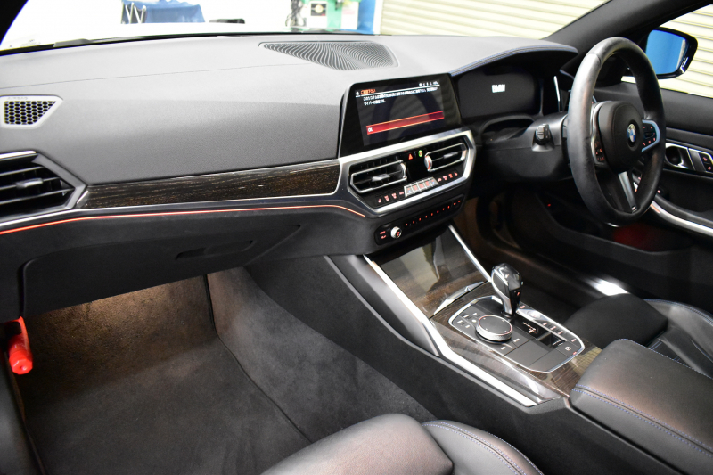 BMW 3シリーズ 320i Mｽﾎﾟｰﾂ ﾃﾞﾋﾞｭｰ&ｺﾝﾌｫｰﾄP ﾋｰﾀｰ付黒革 追従ACC  HUD  LCW 19AW 衝突軽減B 車線逸脱&歩行者警告 ﾗｲﾌﾞｺｯｸﾋﾟｯﾄ ｱｯﾌﾟﾙｶｰﾌﾟﾚｲ Bｶﾒﾗ 電動ﾄﾗﾝｸ ﾜｲﾔﾚｽ充電 社外ﾌﾙｾｸﾞ  ｳｯﾄﾞｲﾝﾃﾘｱ 2年保証