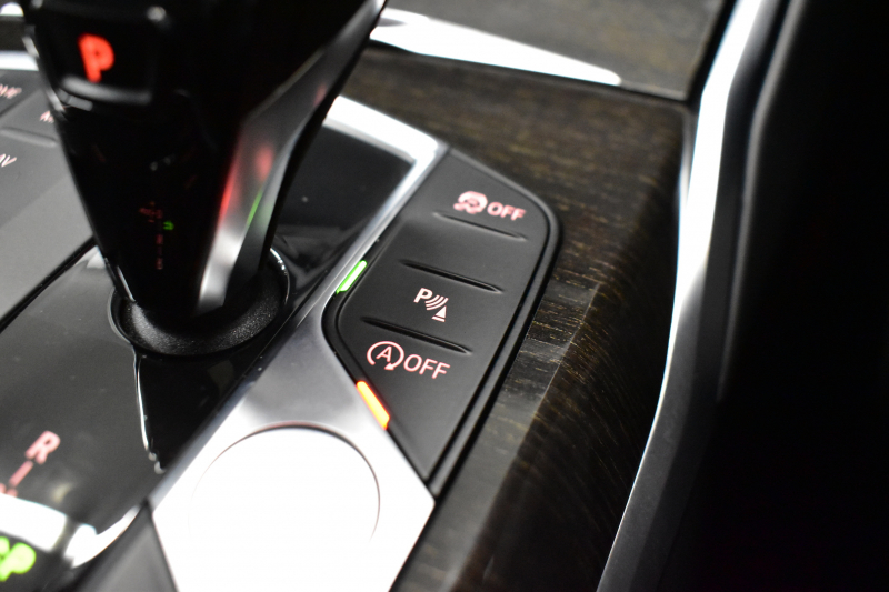 BMW 3シリーズ 320i Mｽﾎﾟｰﾂ ﾃﾞﾋﾞｭｰ&ｺﾝﾌｫｰﾄP ﾋｰﾀｰ付黒革 追従ACC  HUD  LCW 19AW 衝突軽減B 車線逸脱&歩行者警告 ﾗｲﾌﾞｺｯｸﾋﾟｯﾄ ｱｯﾌﾟﾙｶｰﾌﾟﾚｲ Bｶﾒﾗ 電動ﾄﾗﾝｸ ﾜｲﾔﾚｽ充電 社外ﾌﾙｾｸﾞ  ｳｯﾄﾞｲﾝﾃﾘｱ 2年保証