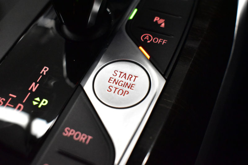 BMW 3シリーズ 320i Mｽﾎﾟｰﾂ ﾃﾞﾋﾞｭｰ&ｺﾝﾌｫｰﾄP ﾋｰﾀｰ付黒革 追従ACC  HUD  LCW 19AW 衝突軽減B 車線逸脱&歩行者警告 ﾗｲﾌﾞｺｯｸﾋﾟｯﾄ ｱｯﾌﾟﾙｶｰﾌﾟﾚｲ Bｶﾒﾗ 電動ﾄﾗﾝｸ ﾜｲﾔﾚｽ充電 社外ﾌﾙｾｸﾞ  ｳｯﾄﾞｲﾝﾃﾘｱ 2年保証