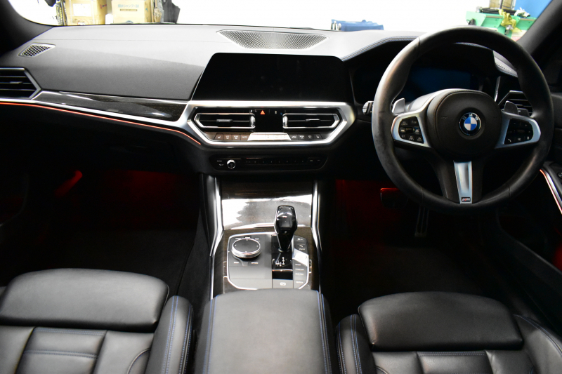 BMW 3シリーズ 320i Mｽﾎﾟｰﾂ ﾃﾞﾋﾞｭｰ&ｺﾝﾌｫｰﾄP ﾋｰﾀｰ付黒革 追従ACC  HUD  LCW 19AW 衝突軽減B 車線逸脱&歩行者警告 ﾗｲﾌﾞｺｯｸﾋﾟｯﾄ ｱｯﾌﾟﾙｶｰﾌﾟﾚｲ Bｶﾒﾗ 電動ﾄﾗﾝｸ ﾜｲﾔﾚｽ充電 社外ﾌﾙｾｸﾞ  ｳｯﾄﾞｲﾝﾃﾘｱ 2年保証