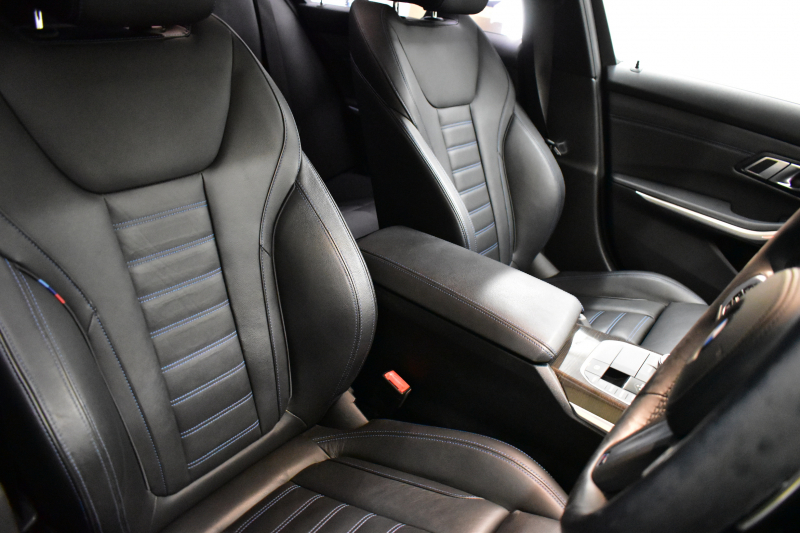 BMW 3シリーズ 320i Mｽﾎﾟｰﾂ ﾃﾞﾋﾞｭｰ&ｺﾝﾌｫｰﾄP ﾋｰﾀｰ付黒革 追従ACC  HUD  LCW 19AW 衝突軽減B 車線逸脱&歩行者警告 ﾗｲﾌﾞｺｯｸﾋﾟｯﾄ ｱｯﾌﾟﾙｶｰﾌﾟﾚｲ Bｶﾒﾗ 電動ﾄﾗﾝｸ ﾜｲﾔﾚｽ充電 社外ﾌﾙｾｸﾞ  ｳｯﾄﾞｲﾝﾃﾘｱ 2年保証