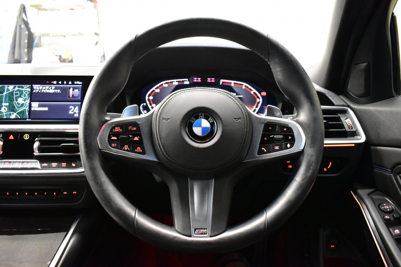 BMW 3シリーズ 320i Mｽﾎﾟｰﾂ ﾃﾞﾋﾞｭｰ&ｺﾝﾌｫｰﾄP ﾋｰﾀｰ付黒革 追従ACC  HUD  LCW 19AW 衝突軽減B 車線逸脱&歩行者警告 ﾗｲﾌﾞｺｯｸﾋﾟｯﾄ ｱｯﾌﾟﾙｶｰﾌﾟﾚｲ Bｶﾒﾗ 電動ﾄﾗﾝｸ ﾜｲﾔﾚｽ充電 社外ﾌﾙｾｸﾞ  ｳｯﾄﾞｲﾝﾃﾘｱ 2年保証