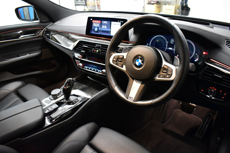 BMW 6シリーズ 630iｸﾞﾗﾝﾂｰﾘｽﾓ Mｽﾎﾟｰﾂ ﾊﾟﾉﾗﾏｻﾝﾙｰﾌ 全席ﾋｰﾀｰ付黒革 全面液晶ﾒｰﾀｰ ﾊｰﾏﾝｶｰﾄﾞﾝ 4ｿﾞｰﾝAC LEDﾍｯﾄﾞﾗｲﾄ 追従ACC HUD 衝突軽減ﾌﾞﾚｰｷ 車線変更&逸脱&歩行者警告 ﾀｯﾁﾊﾟﾈﾙﾅﾋﾞ全周囲ｶﾒﾗ3Dﾋﾞｭｰ 電動Rｹﾞｰﾄ 2年保証
