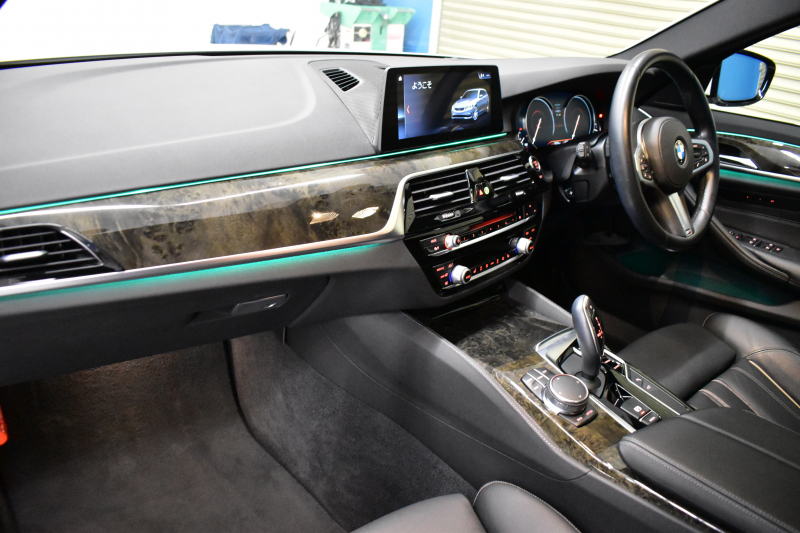 BMW 5シリーズ 523iﾂｰﾘﾝｸﾞ Mｽﾎﾟｰﾂ ｲﾉﾍﾞｰｼｮﾝ&ﾊｲﾗｲﾝP 全席ﾋｰﾀｰ付黒革 ｼﾞｪｽﾁｬｰC付ﾀｯﾁﾊﾟﾈﾙHDDﾅﾋﾞ 全周囲ｶﾒﾗ ﾜｲﾔﾚｽ充電 液晶ﾒｰﾀｰ 追従ACC HUD ｱﾀﾞﾌﾟﾃｨﾌﾞLEDﾍｯﾄﾞﾗｲﾄ 車線変更&逸脱&歩行者警告 19AW  2年保証