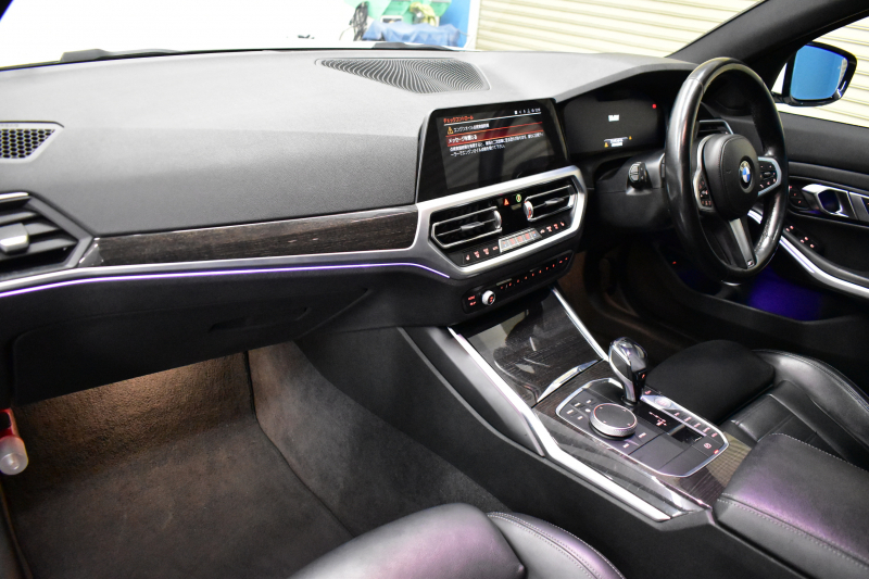 BMW 3シリーズ 330i Mｽﾎﾟｰﾂ 高出力ﾓﾃﾞﾙ ﾌｧｽﾄﾄﾗｯｸ&ﾊｲﾗｲﾝ&ｺﾝﾌｫｰﾄP ﾋｰﾀｰ付黒革 可変Mｻｽ 19AW Mｽﾎﾟｰﾂﾌﾞﾚｰｷ&ﾃﾞﾌ ACC HUD 全周囲ｶﾒﾗ ﾗｲﾌﾞｺｯｸﾋﾟｯﾄ ﾀｯﾁﾊﾟﾈﾙﾅﾋﾞｱｯﾌﾟﾙｶｰﾌﾟﾚｲ 電動ﾄﾗﾝｸ ｳｯﾄﾞｲﾝﾃﾘｱ 2年保証