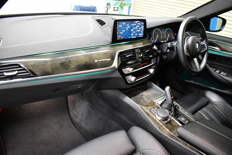 BMW 5シリーズ 530i Mｽﾎﾟｰﾂ ﾊｲﾗｲﾝP 型式変更後（JR20） 高出力ﾓﾃﾞﾙ 全面液晶ﾒｰﾀｰ  全席ﾋｰﾀｰ付黒革 LEDﾍｯﾄﾞﾗｲﾄ 追従ACC HUD Mｽﾎﾟｰﾂﾌﾞﾚｰｷ 19AW 車線変更警告 ﾀｯﾁﾊﾟﾈﾙ対応iﾄﾞﾗｲﾌﾞHDDﾅﾋﾞﾌﾙｾｸﾞ全周囲ｶﾒﾗ 3Dﾋﾞｭｰ 電動ﾄﾗﾝｸ 2年保証