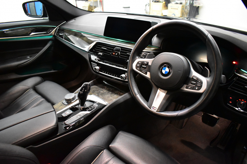 BMW 5シリーズ 530i Mｽﾎﾟｰﾂ ﾊｲﾗｲﾝP 型式変更後（JR20） 高出力ﾓﾃﾞﾙ 全面液晶ﾒｰﾀｰ  全席ﾋｰﾀｰ付黒革 LEDﾍｯﾄﾞﾗｲﾄ 追従ACC HUD Mｽﾎﾟｰﾂﾌﾞﾚｰｷ 19AW 車線変更警告 ﾀｯﾁﾊﾟﾈﾙ対応iﾄﾞﾗｲﾌﾞHDDﾅﾋﾞﾌﾙｾｸﾞ全周囲ｶﾒﾗ 3Dﾋﾞｭｰ 電動ﾄﾗﾝｸ 2年保証