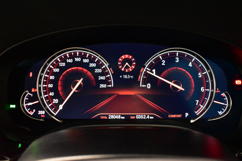 BMW 5シリーズ 523i Mｽﾎﾟｰﾂ ｻﾝﾙｰﾌ ｲﾉﾍﾞｰｼｮﾝ&ﾊｲﾗｲﾝP ｱﾀﾞﾌﾟﾃｨﾌﾞLEDﾍｯﾄﾞﾗｲﾄ 全席ﾋｰﾀｰ付白革 追従ACC HUD ｼﾞｪｽﾁｬｰC付ﾀｯﾁﾊﾟﾈﾙHDDﾅﾋﾞ全周囲ｶﾒﾗ ﾜｲﾔﾚｽ充電 車線変更&逸脱&歩行者警告 Pｱｼｽﾄ 液晶ﾒｰﾀｰ 19AW 2年保証