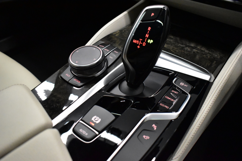 BMW 5シリーズ 523i Mｽﾎﾟｰﾂ ｻﾝﾙｰﾌ ｲﾉﾍﾞｰｼｮﾝ&ﾊｲﾗｲﾝP ｱﾀﾞﾌﾟﾃｨﾌﾞLEDﾍｯﾄﾞﾗｲﾄ 全席ﾋｰﾀｰ付白革 追従ACC HUD ｼﾞｪｽﾁｬｰC付ﾀｯﾁﾊﾟﾈﾙHDDﾅﾋﾞ全周囲ｶﾒﾗ ﾜｲﾔﾚｽ充電 車線変更&逸脱&歩行者警告 Pｱｼｽﾄ 液晶ﾒｰﾀｰ 19AW 2年保証