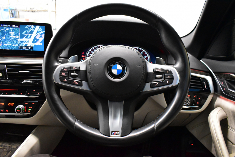BMW 5シリーズ 523i Mｽﾎﾟｰﾂ ｻﾝﾙｰﾌ ｲﾉﾍﾞｰｼｮﾝ&ﾊｲﾗｲﾝP ｱﾀﾞﾌﾟﾃｨﾌﾞLEDﾍｯﾄﾞﾗｲﾄ 全席ﾋｰﾀｰ付白革 追従ACC HUD ｼﾞｪｽﾁｬｰC付ﾀｯﾁﾊﾟﾈﾙHDDﾅﾋﾞ全周囲ｶﾒﾗ ﾜｲﾔﾚｽ充電 車線変更&逸脱&歩行者警告 Pｱｼｽﾄ 液晶ﾒｰﾀｰ 19AW 2年保証