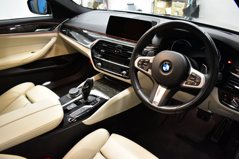 BMW 5シリーズ 523i Mｽﾎﾟｰﾂ ｻﾝﾙｰﾌ ｲﾉﾍﾞｰｼｮﾝ&ﾊｲﾗｲﾝP ｱﾀﾞﾌﾟﾃｨﾌﾞLEDﾍｯﾄﾞﾗｲﾄ 全席ﾋｰﾀｰ付白革 追従ACC HUD ｼﾞｪｽﾁｬｰC付ﾀｯﾁﾊﾟﾈﾙHDDﾅﾋﾞ全周囲ｶﾒﾗ ﾜｲﾔﾚｽ充電 車線変更&逸脱&歩行者警告 Pｱｼｽﾄ 液晶ﾒｰﾀｰ 19AW 2年保証