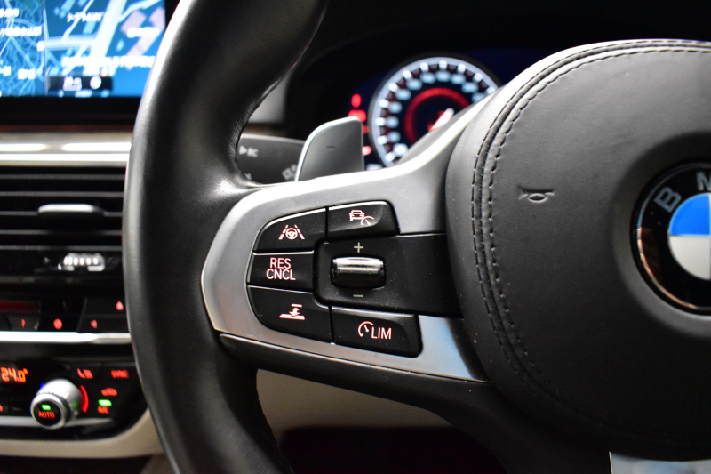 BMW 5シリーズ 523i Mｽﾎﾟｰﾂ ｻﾝﾙｰﾌ ｲﾉﾍﾞｰｼｮﾝ&ﾊｲﾗｲﾝP ｱﾀﾞﾌﾟﾃｨﾌﾞLEDﾍｯﾄﾞﾗｲﾄ 全席ﾋｰﾀｰ付白革 追従ACC HUD ｼﾞｪｽﾁｬｰC付ﾀｯﾁﾊﾟﾈﾙHDDﾅﾋﾞ全周囲ｶﾒﾗ ﾜｲﾔﾚｽ充電 車線変更&逸脱&歩行者警告 Pｱｼｽﾄ 液晶ﾒｰﾀｰ 19AW 2年保証