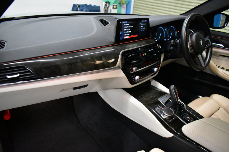 BMW 5シリーズ 523i Mｽﾎﾟｰﾂ ｻﾝﾙｰﾌ ｲﾉﾍﾞｰｼｮﾝ&ﾊｲﾗｲﾝP ｱﾀﾞﾌﾟﾃｨﾌﾞLEDﾍｯﾄﾞﾗｲﾄ 全席ﾋｰﾀｰ付白革 追従ACC HUD ｼﾞｪｽﾁｬｰC付ﾀｯﾁﾊﾟﾈﾙHDDﾅﾋﾞ全周囲ｶﾒﾗ ﾜｲﾔﾚｽ充電 車線変更&逸脱&歩行者警告 Pｱｼｽﾄ 液晶ﾒｰﾀｰ 19AW 2年保証