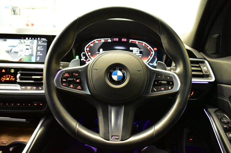 BMW 3シリーズ 330iﾂｰﾘﾝｸﾞ Mｽﾎﾟｰﾂ 高出力 ﾊｲﾗｲﾝ&ｺﾝﾌｫｰﾄP LEDﾍｯﾄﾞﾗｲﾄ ﾋｰﾀｰ付黒革 全周囲ｶﾒﾗ ACC Mｽﾎﾟｰﾂﾌﾞﾚｰｷ ﾀｯﾁﾊﾟﾈﾙﾅﾋﾞ ｱｯﾌﾟﾙｶｰﾌﾟﾚｲ 電動Rｹﾞｰﾄ ﾜｲﾔﾚｽ充電 18AW 2年保証