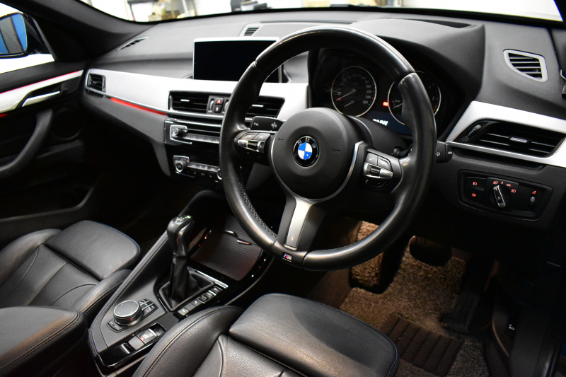BMW X1 Xﾄﾞﾗｲﾌﾞ18d Mｽﾎﾟｰﾂ  4WD ﾊﾟﾉﾗﾏｻﾝﾙｰﾌ ﾋｰﾀｰ付黒革 ｱﾄﾞﾊﾞﾝｽﾄﾞｱｸﾃｨﾌﾞｾｰﾌﾃｨ&ｺﾝﾌｫｰﾄP 追従ACC HUD 19AW LEDﾍｯﾄﾞﾗｲﾄ ﾀｯﾁﾊﾟﾈﾙHDDﾅﾋﾞBｶﾒﾗ 前後PDC 衝突軽減B 車線逸脱&歩行者警告 電動Rｹﾞｰﾄ ｽﾏｰﾄｷｰ 2年保証